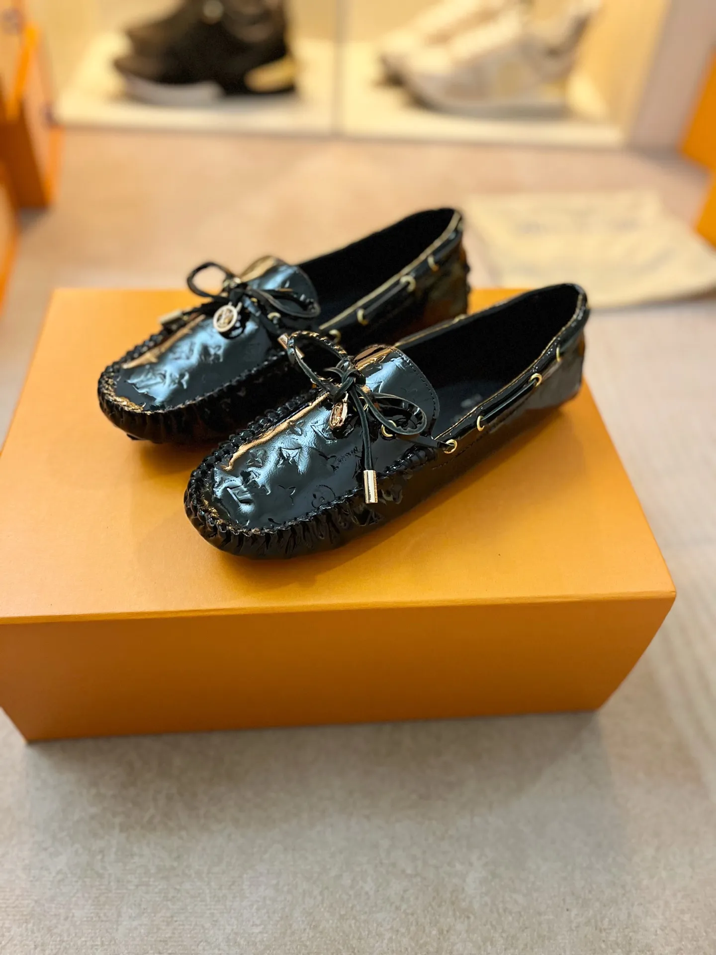 p460💰Couple model❤️🇫🇷 𝙇𝙤𝙪𝙞𝙨 𝙑𝙪𝙞𝙩𝙩𝙤𝙣 🇫🇷Louis Vuitton 2023 Classic𝓛𝓿 𝓣𝓻𝓪𝓲𝓷𝓮𝓻 Sports Series ➪➪➪¯ [Arizona Doudou Shoes Series] ▪️▪️▪️Arizona slip-on shoes are made of Monogram Eclipse canvas. Its hand-painted and dyed edges and hand-sewn uppers fully demonstrate Louis Vuitton's traditional shoemaking craftsmanship. This slip-on shoe is very lightweight. The integrated tongue and upper make it particularly comfortable and flexible. The soft outsole is equipped with rubber padding. Decorated with matching sash. Detailed features: ☑️Monogram Eclipse canvas ☑️Black Eclipse pattern ☑️Hand-painted shoe edges ☑️Hand-sewn uppers (each pair takes time to process) ☑️Integrated tongue and upper construction ☑️Outsole equipped with rubber lining ☑️size: 35_46